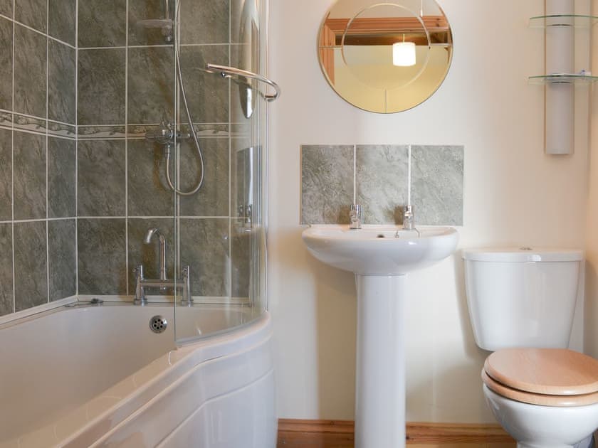 Charming bathroom with shower over bath | Beckaveans Stable - Beckaveans, Jacobstow, near Bude