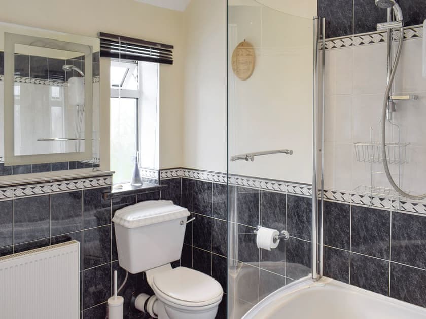 Family bathroom with shower over bath | Valentines On Love Lane, Whitby