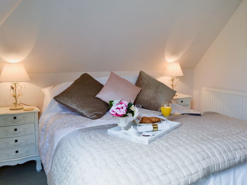Relaxing bedroom with kingsize bed and en-suite | Horncombe Stables, Ardingly, near Haywards Heath