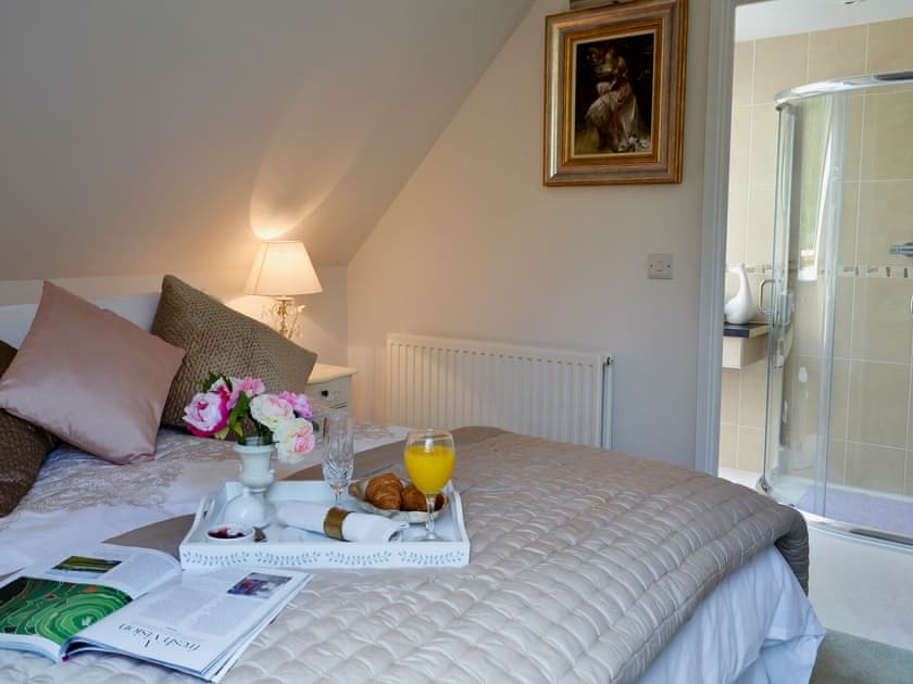 Relaxing bedroom with kingsize bed and en-suite | Horncombe Stables, Ardingly, near Haywards Heath