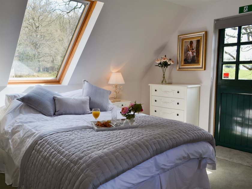 Attractive bedroom with kingsize bed and en-suite | Horncombe Stables, Ardingly, near Haywards Heath