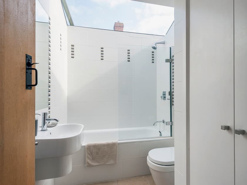 Bright and airy bathroom | The High Street, Orford, near Aldeburgh