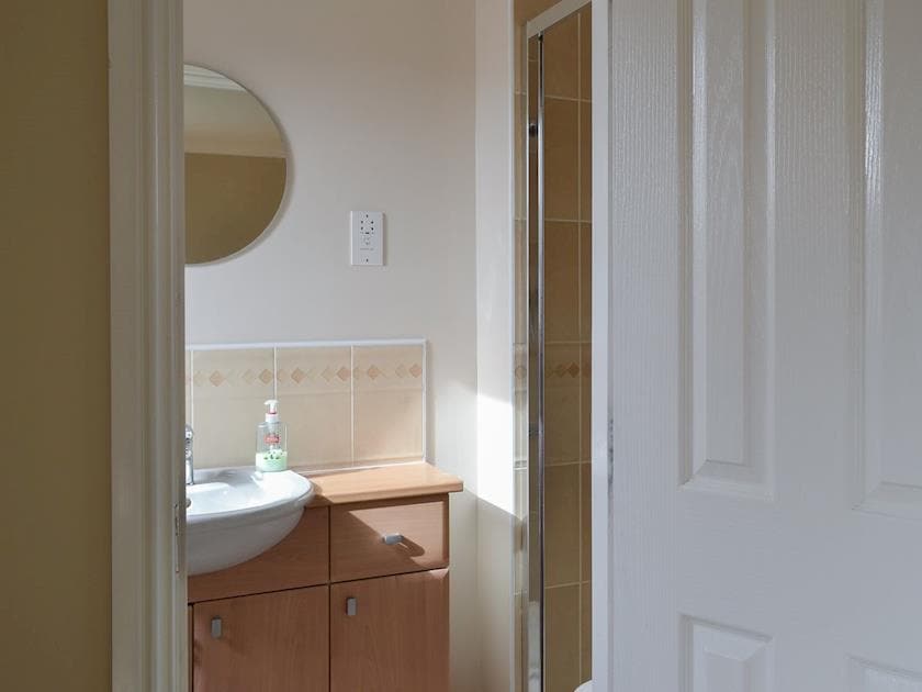 Delightful en-suite shower facilities | Stags Neuk, Aviemore