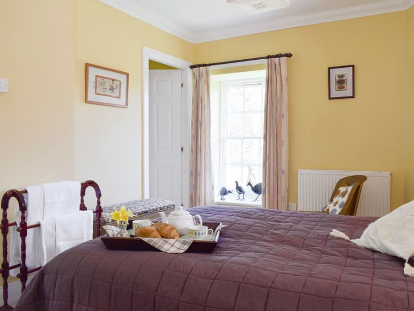 Relaxing master bedroom with dressing room and en-suite | The Stables, Pitcairlie, near St Andrews