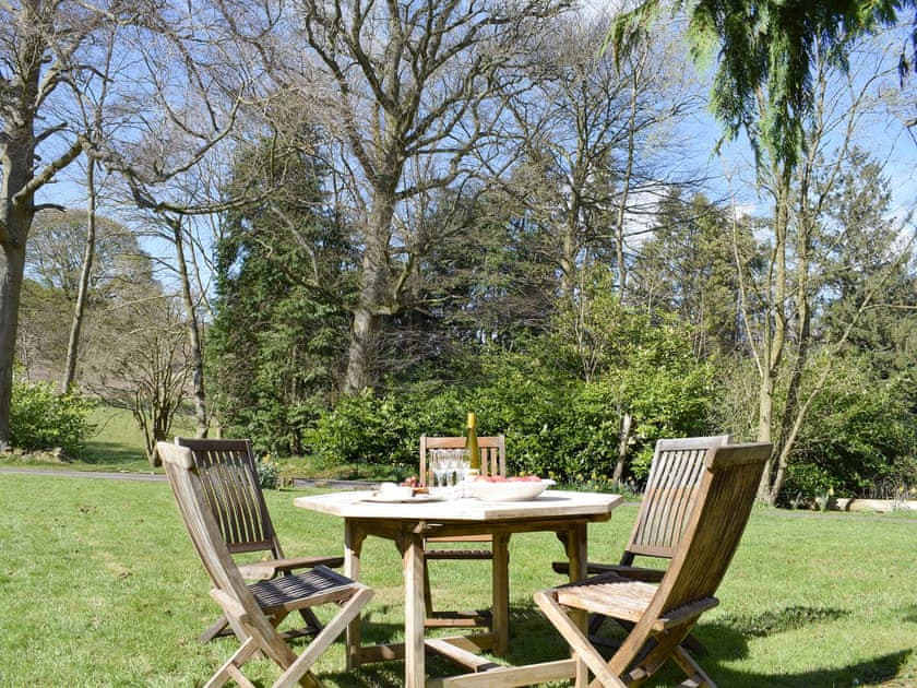 Outdoor furniture on lawned garden | The Stables, Pitcairlie, near St Andrews