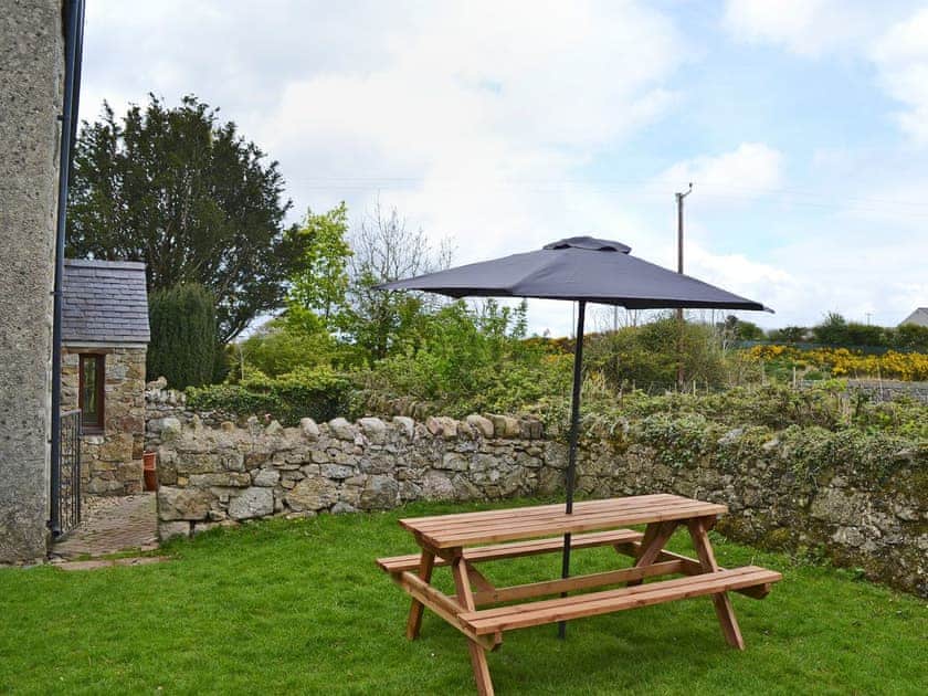 Enclosed lawned garden with garden furniture | Bettws y Gwynt, Llanbedrgoch, near Benllech