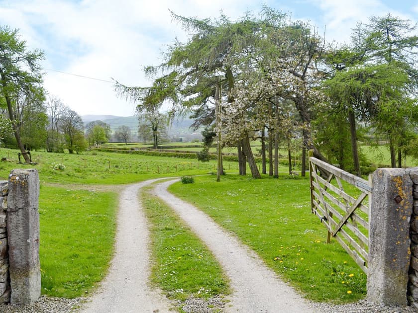 Track leading to the property | Hersedd Barns, Hendra, near Mold