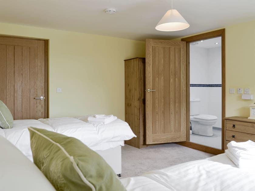 Twin bedroom with en-suite | Llofft Storws - Bronallt Barns, Llanynghenedl, near Holyhead