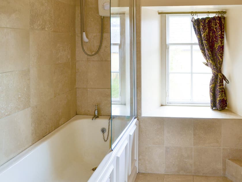 En-suite bathroom | Lochside Garden House - Lochside, Town Yetholm, near Kelso