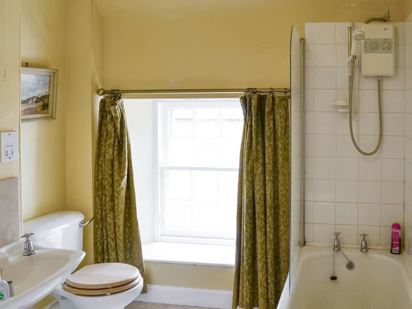 Family bathroom | Lochside Garden House - Lochside, Town Yetholm, near Kelso