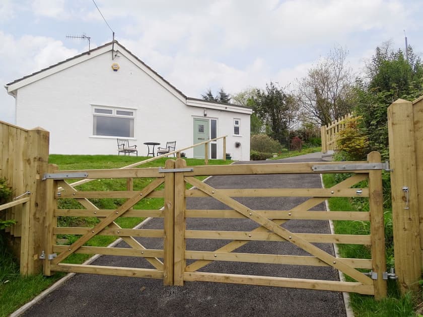 Attractive holiday home with enclosed garden | Ty Howton, Craig-Cefn-Parc, near Clydach