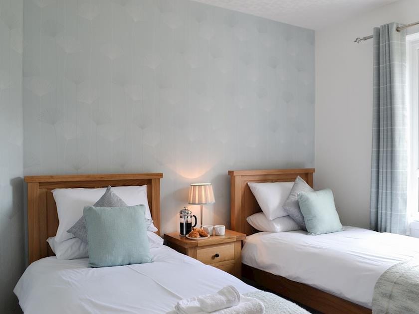 Cosy twin bedded room | Rocky Mountain View, Glencoe