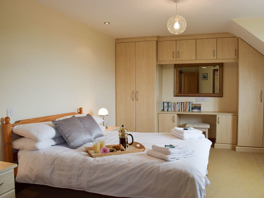 Double bedroom with en-suite | Brynymor Cottage, Llangennith, near Swansea