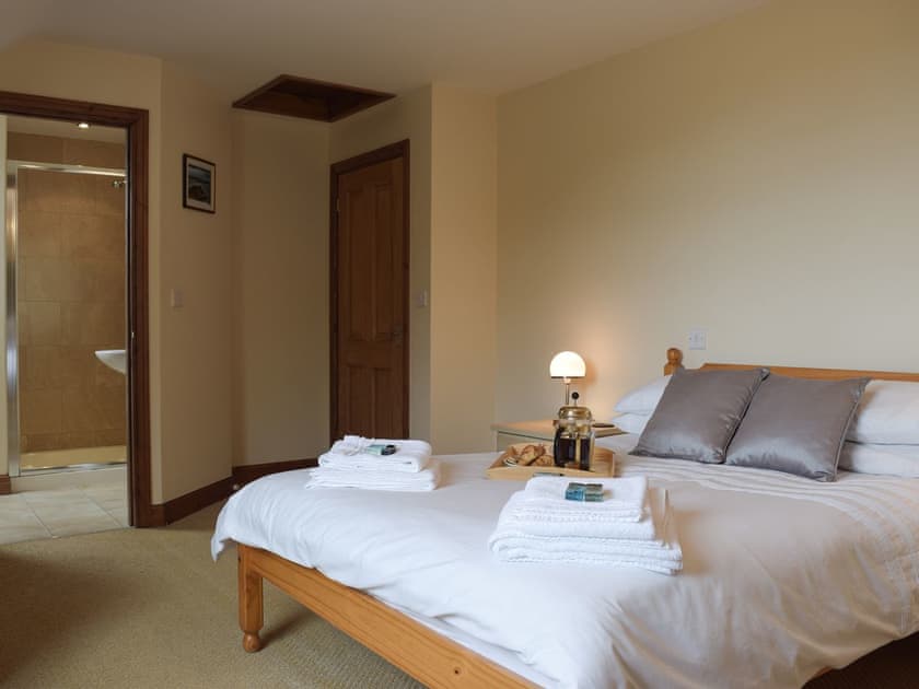 Double bedroom with en-suite | Brynymor Cottage, Llangennith, near Swansea