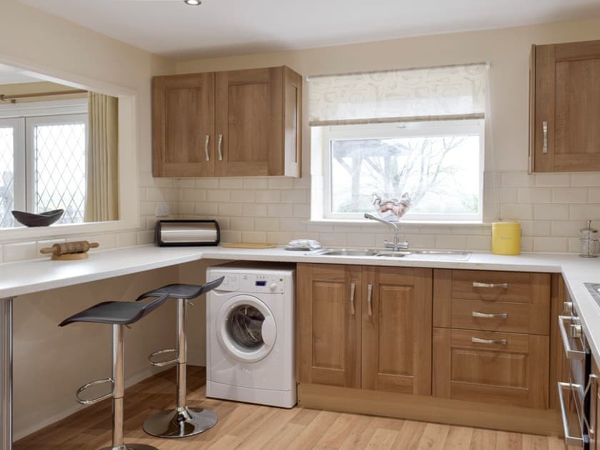 Annex – Well-equipped kitchen with breakfast bar | Green Haven, Narberth