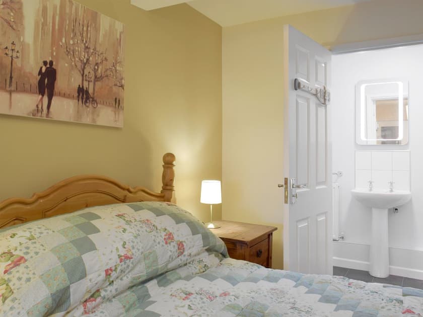 Annex – Double bedroom with en-suite | Green Haven, Narberth