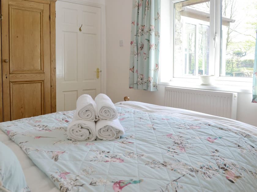 relaxing double bedroom | Garden Cottage, Ugborough, near Ivybridge