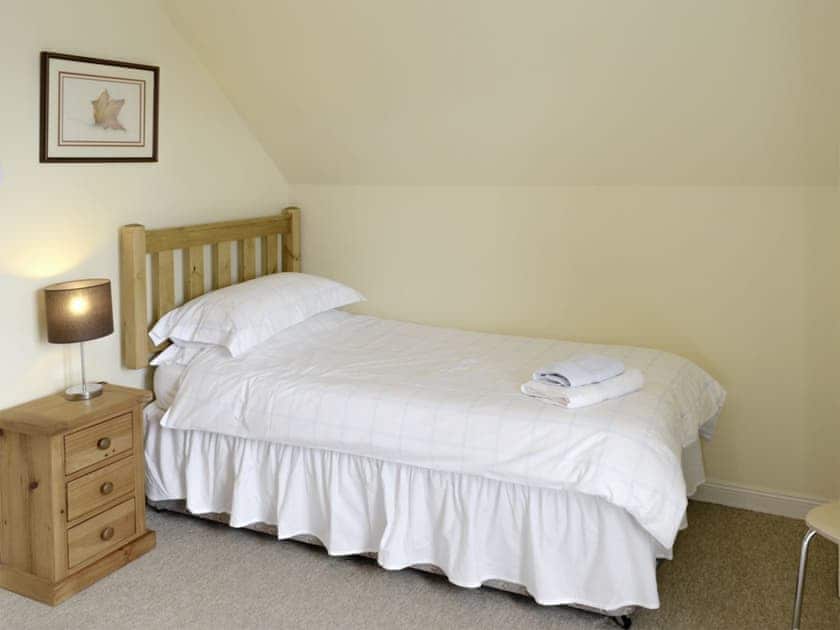 Peaceful twin bedroom | Birch Cottage - Glenrossal Cottages, Rosehall, near Lairg