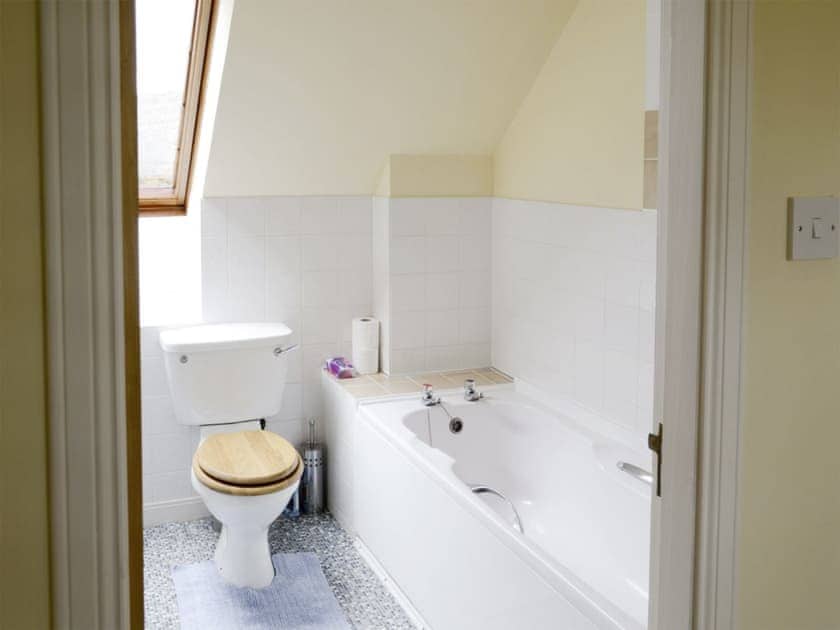 Family bathroom | Birch Cottage - Glenrossal Cottages, Rosehall, near Lairg