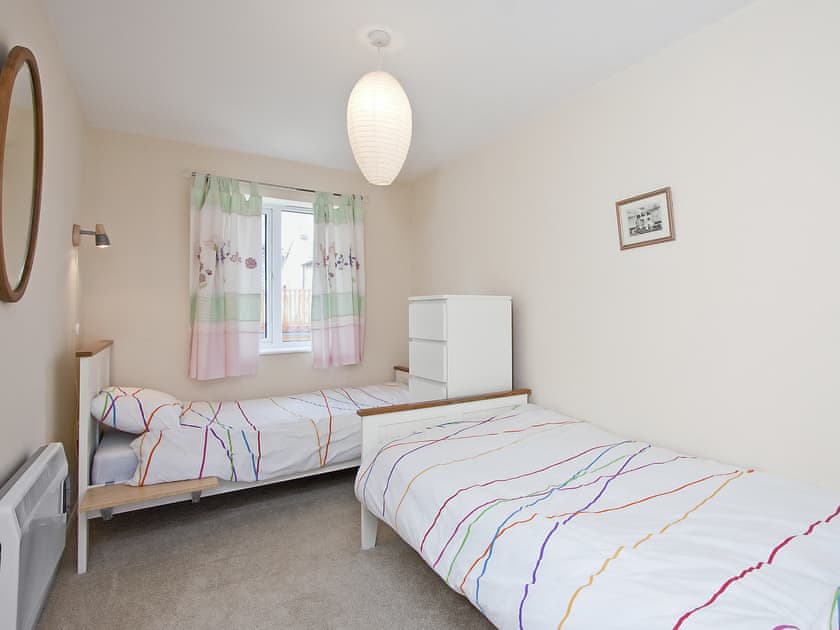 Cosy twin bedroom | Daisy Cottage, Seahouses