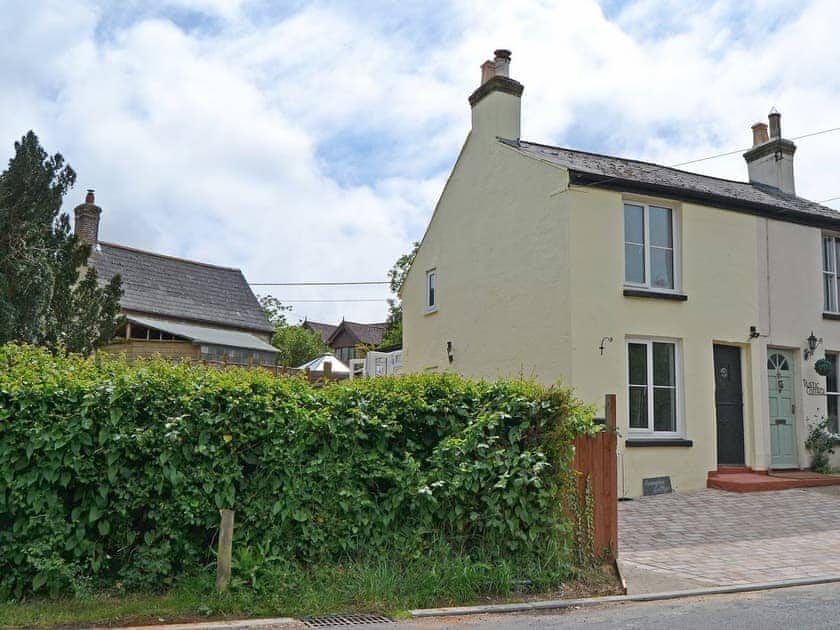 Pretty, semi-detached cottage perfectly locatedin the  quiet village of Porchfield | Horseshoe Cottage, Porchfield, near Cowes