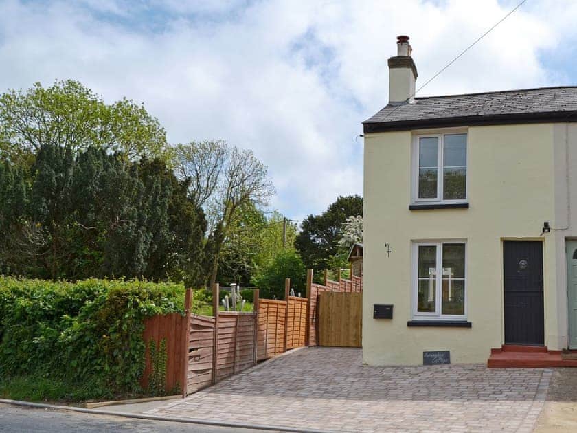 Cottage with enclosed lawned garden | Horseshoe Cottage, Porchfield, near Cowes