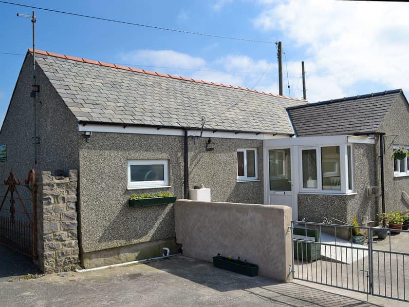 Charming holiday cottage with enclosed courtyard garden | Ty Main Cottage, Newborough, near Llangefni