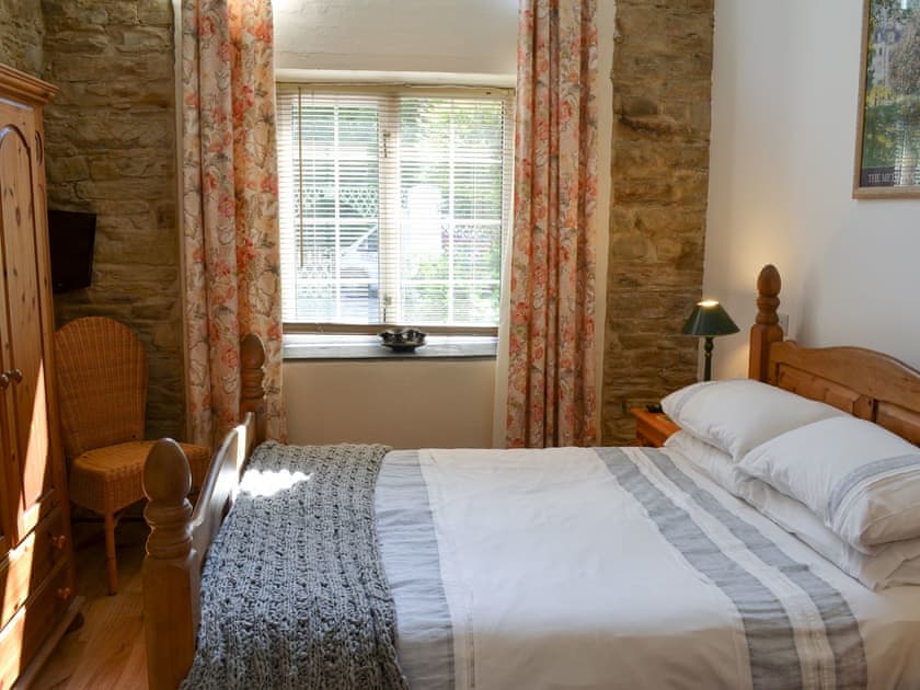 Fabulous double bedroom with en-suite wet room with shower and toilet | Stable Cottage - Peregrine Hall Cottages, Lostwithiel