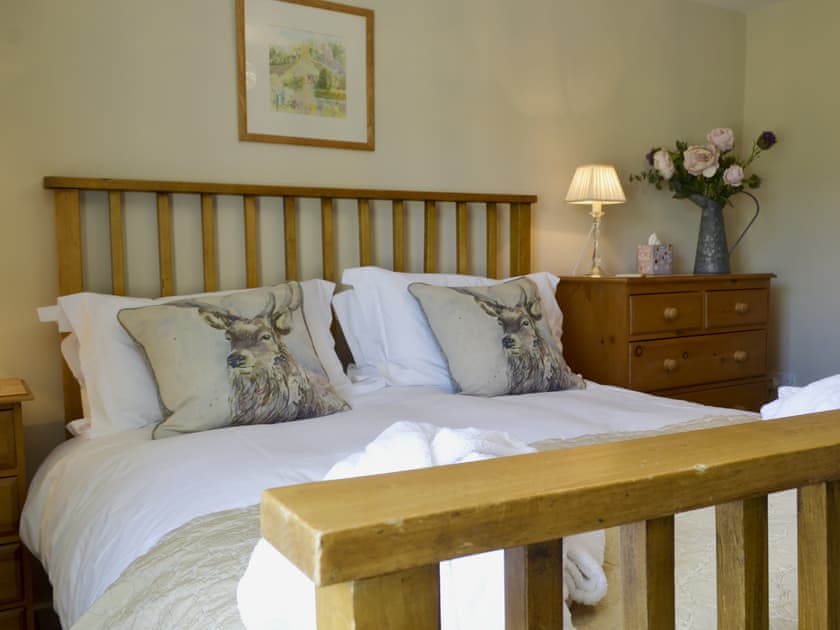 Bedroom with super kingsize bed | Perriwinkle Cottage, Great Longstone, near Bakewell