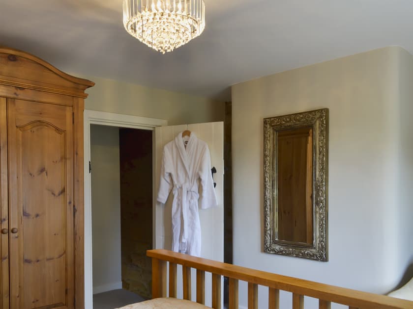 Bedroom with super kingsize bed | Perriwinkle Cottage, Great Longstone, near Bakewell