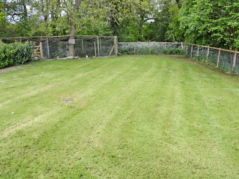 Enclosed lawned garden  | Pond Cottage, Sedgehill, near Shaftesbury 
