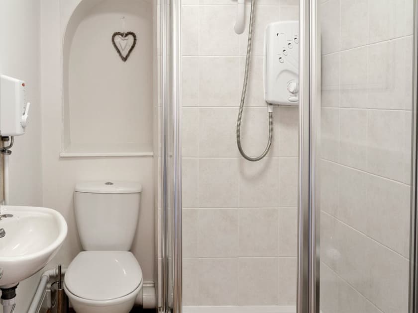 Shower room with walk-in shower cubicle | St Martins Square Apartment 2, Scarborough