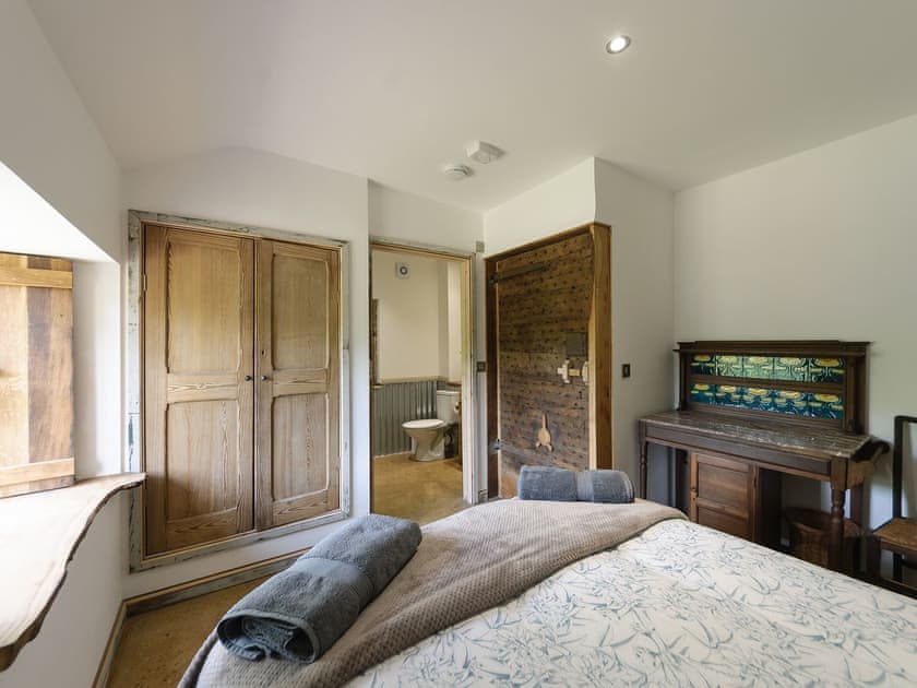 Double bedroom with en-suite | The Retreat, Longhope, near Gloucester