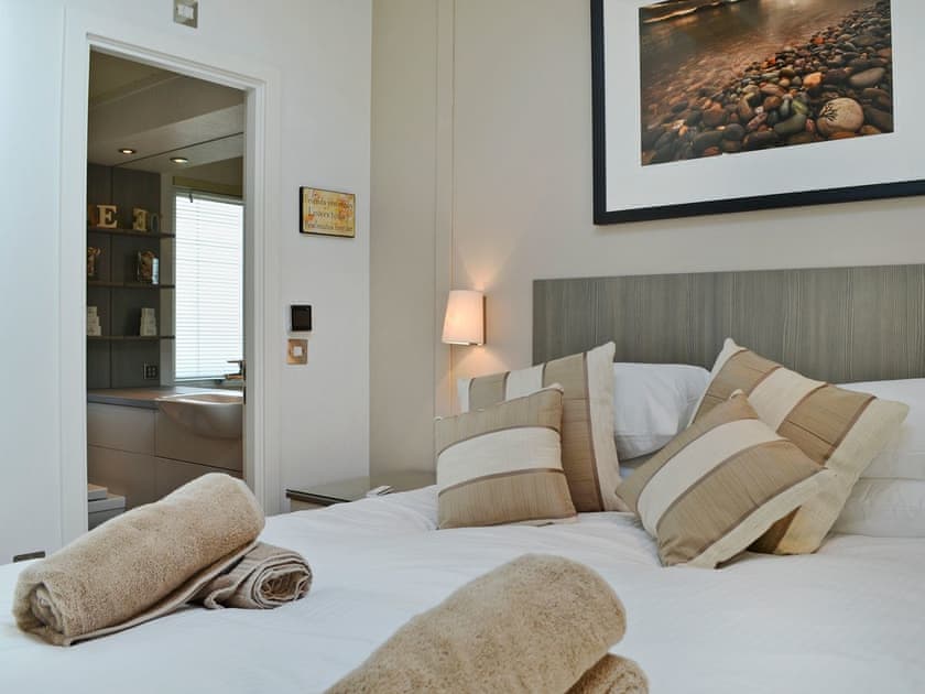 Beautifully decorated double bedroom with en-suite bathroom | Ysgubor FadogEin Yfory, Brynteg, near Benllech