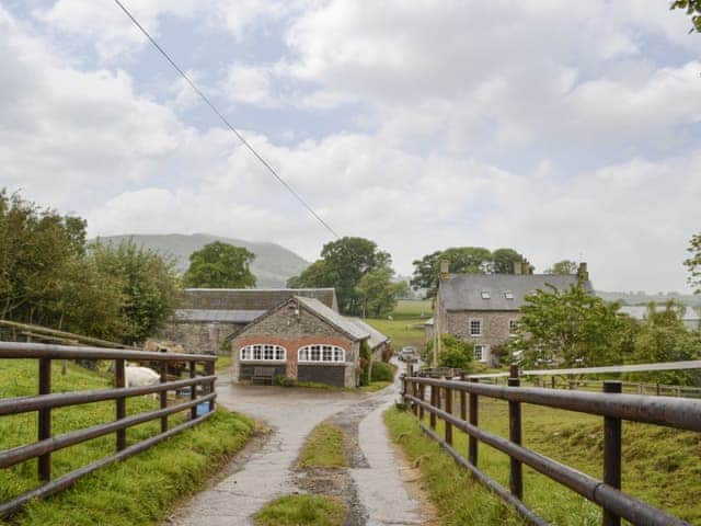 Werngochlyn Farm Dairy Ref 6253 In Llantilio Pertholey Near