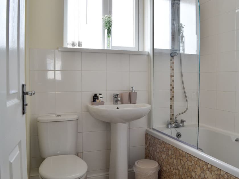 Family bathroom | Ty Cerrig, Cwmgors, near Ammanford