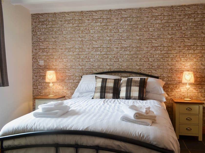 Relaxing double bedroom with en-suite shower room | Yr Hen Feudy - Bronallt Barns, Llanynghenedl, near Holyhead
