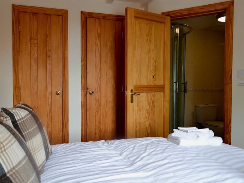 Relaxing double bedroom with en-suite shower room | Yr Hen Feudy - Bronallt Barns, Llanynghenedl, near Holyhead
