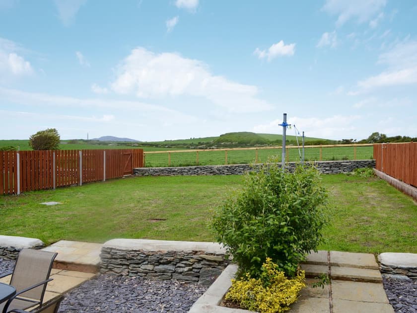 Enclosed lawned garden with patio, garden furniture and private hot tub. | Yr Hen Feudy - Bronallt Barns, Llanynghenedl, near Holyhead
