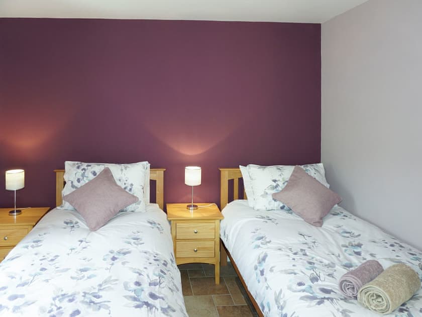 Relaxing twin bedroom | The Cob Barn - Longmeadow Farm, Shaldon, near Teignmouth