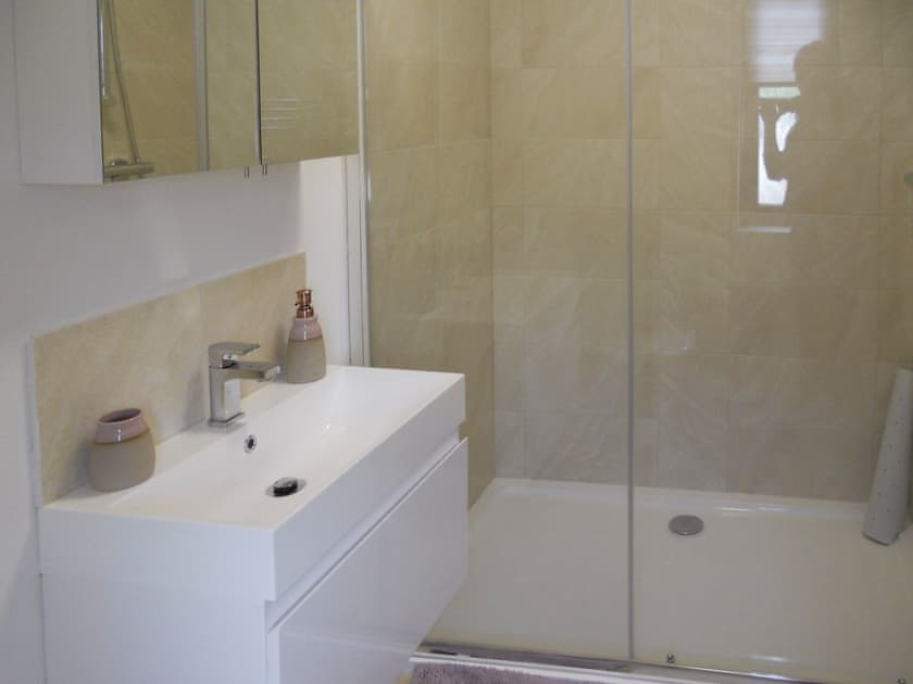 Ground floor shower room | The Cob Barn - Longmeadow Farm, Shaldon, near Teignmouth