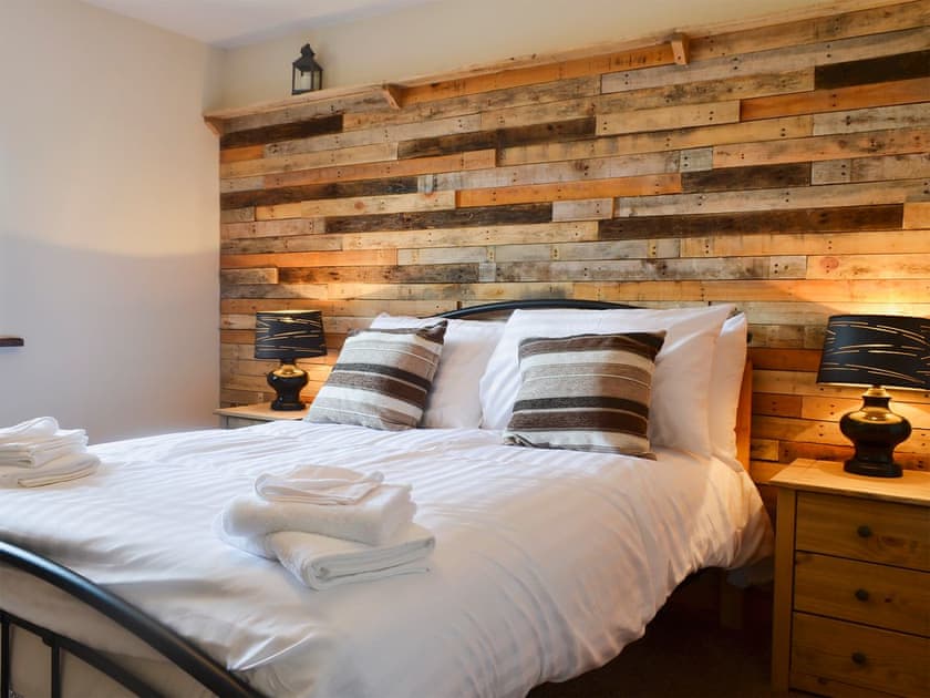 Comfy double bedroom with en-suite shower room | Yr Hen Stabal - Bronallt Barns, Llanynghenedl, near Holyhead