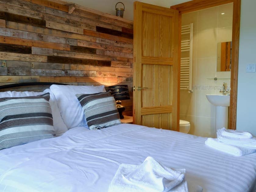 Comfy double bedroom with en-suite shower room | Yr Hen Stabal - Bronallt Barns, Llanynghenedl, near Holyhead
