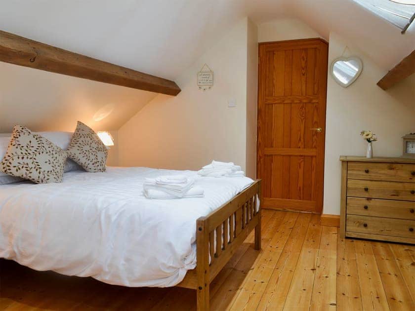 Double bedroom with wet room | Yr Hen Stabal - Bronallt Barns, Llanynghenedl, near Holyhead