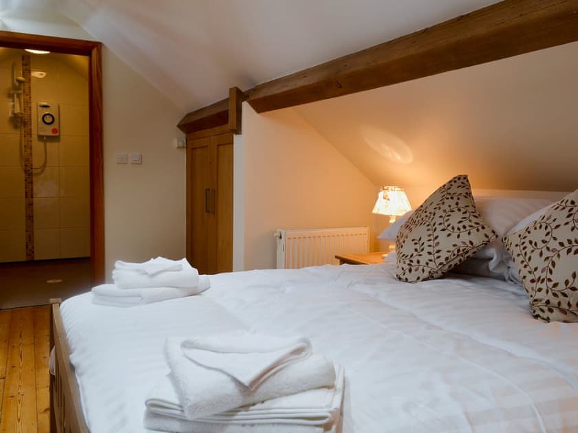 Double bedroom with wet room | Yr Hen Stabal - Bronallt Barns, Llanynghenedl, near Holyhead