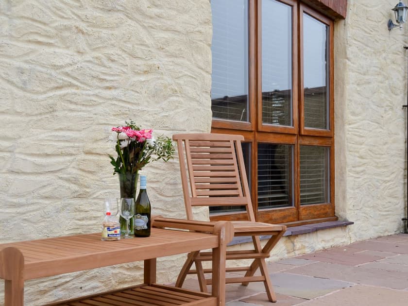 Sitting-out-area | Yr Hen Stabal - Bronallt Barns, Llanynghenedl, near Holyhead