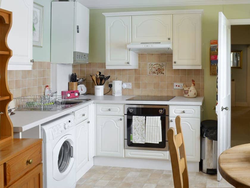 Well-equipped fitted kitchen | Pax, St. Margarets at Cliffe, near Dover