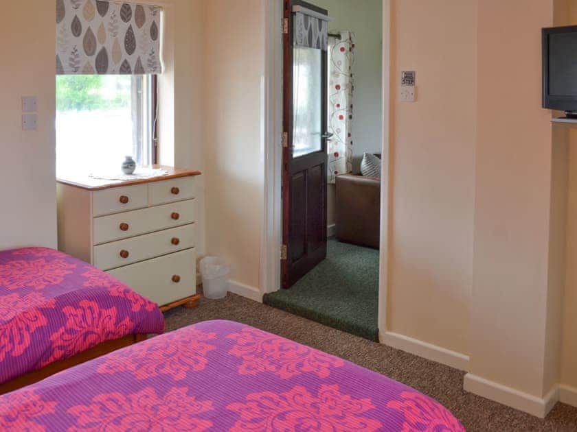 Twin bedroom with en-suite wet room and wc | Manacle View, St Keverne, near Helston