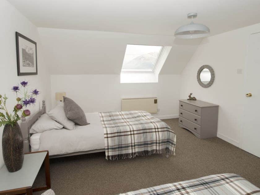 Light and airy twin bedroom | Rosdail, Inverinate, near Kyle