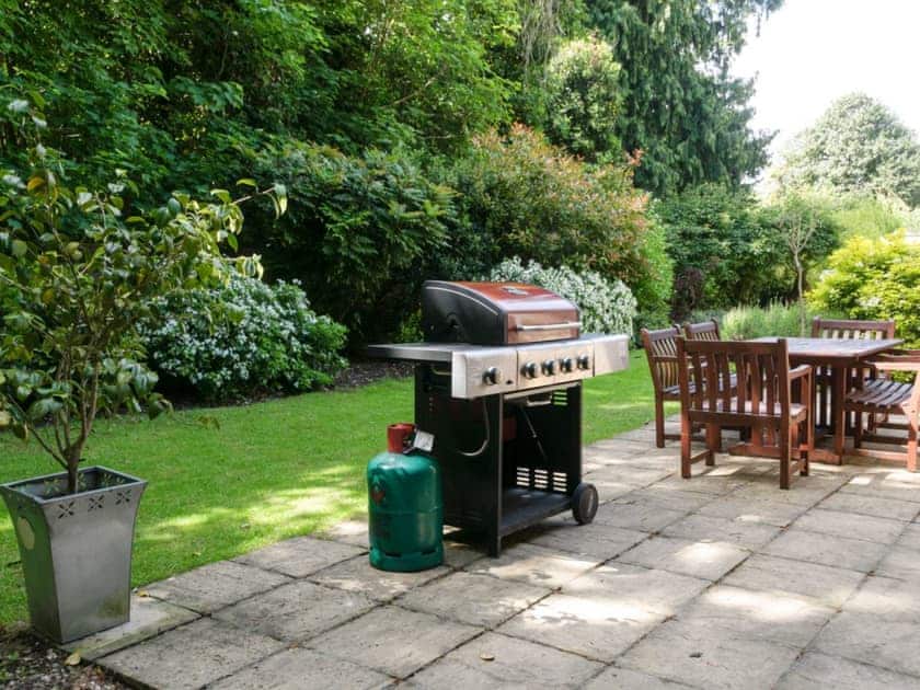 Dining out area with BBQ | Stearn Cottage - Stowlangtoft Estate, Bury St. Edmunds